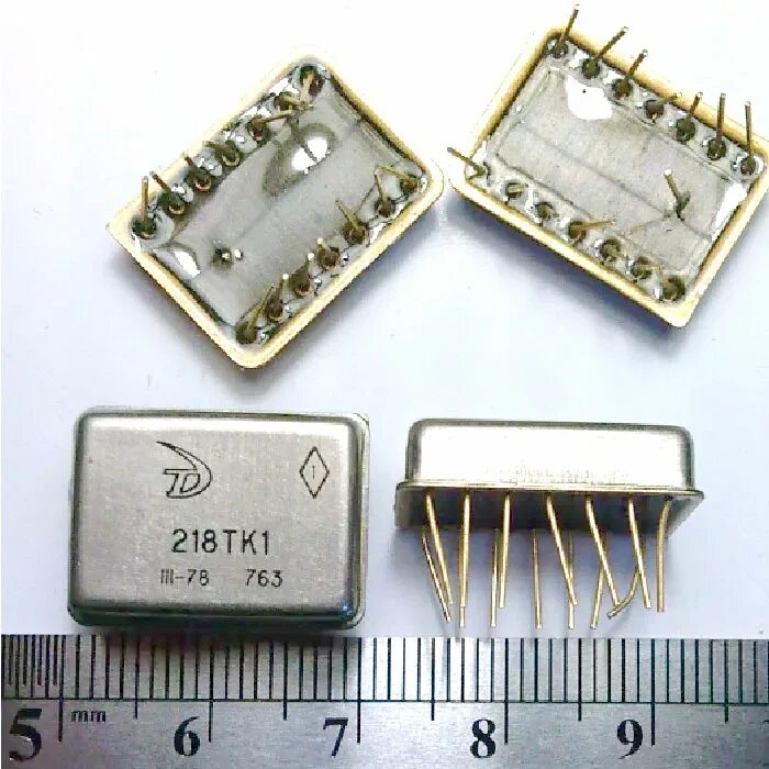 Скупка радиодеталей в санкт петербурге. Лом радиодеталей. Радиодетали разных цветов. Что такое реохорда в радиодеталях. Советская интегральная микросхема d12.