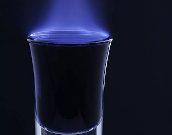 гори синим пламенем. алкоголь горит. самбука горит. цвет пламени горения этанола. этиловый огонь.