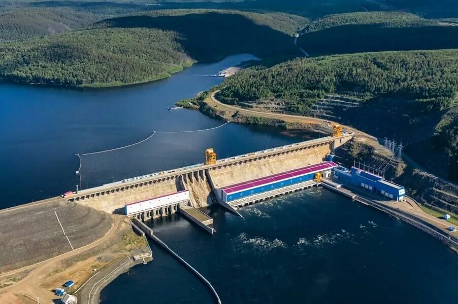На какой реке крупнейшая гэс. Богучанской ГЭС на реке Ангара. Плотина Богучанской ГЭС. Богучанская ГЭС водохранилище. Гидрогенераторы Богучанской ГЭС.
