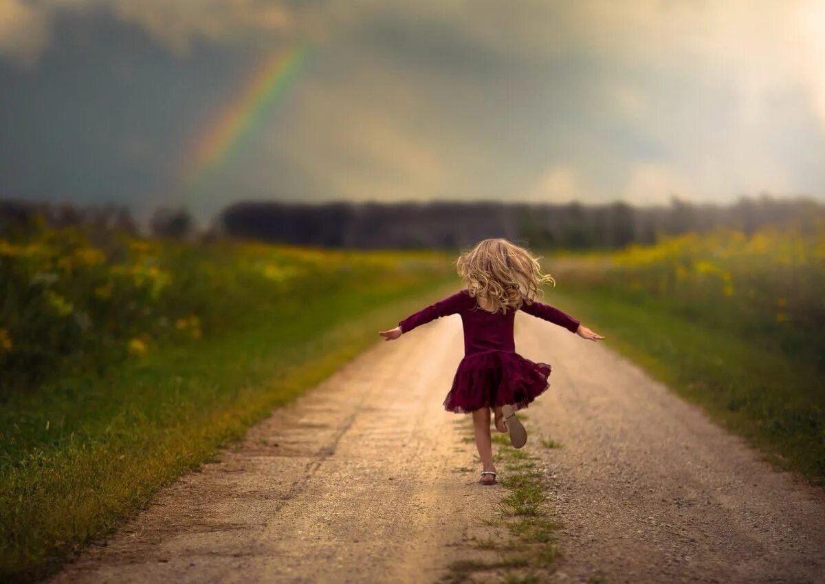 Счастлива жизнь идет по. Девочка бежит. Девушка бежит по дороге. Маленькая девочка на дороге. Счастливая дорога.