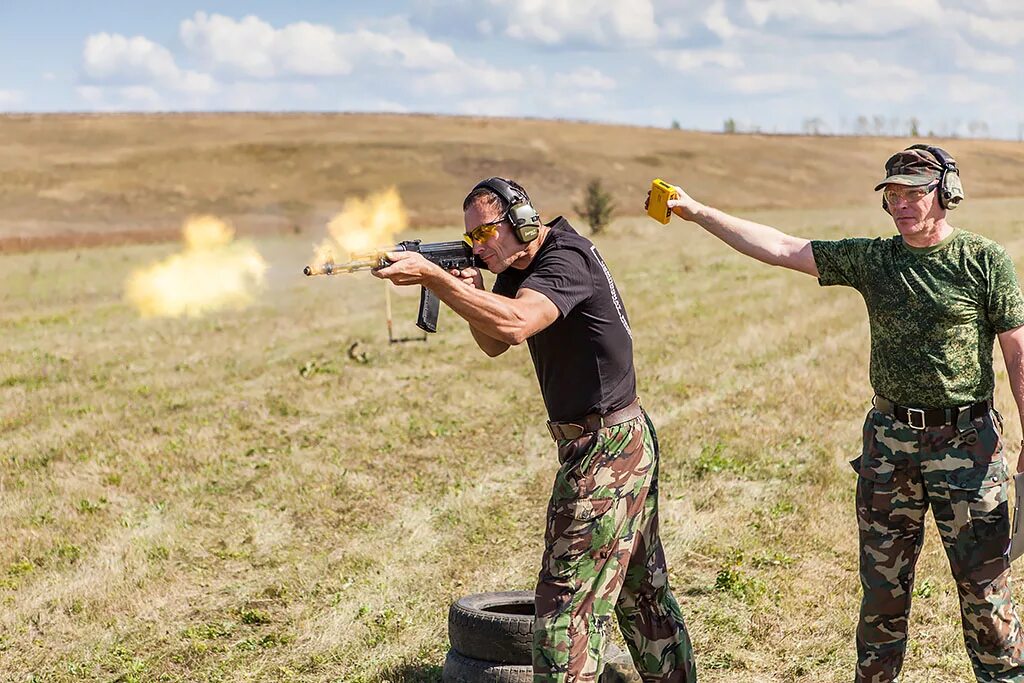 Практическое выполнение стрельб. Тактическая стойка для стрельбы. стрельбище. соревнования по практической стрельбе. практическая стрельба из ружья.