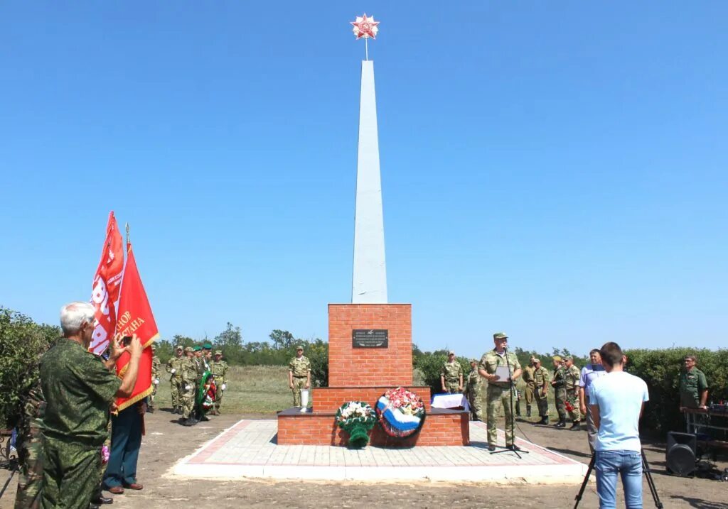 Братская могила. Купить дом на хуторе в псковской области. Кп рощинский хутор. Фоторассказ о поселке большое полпино брянской области. Хутор 5.