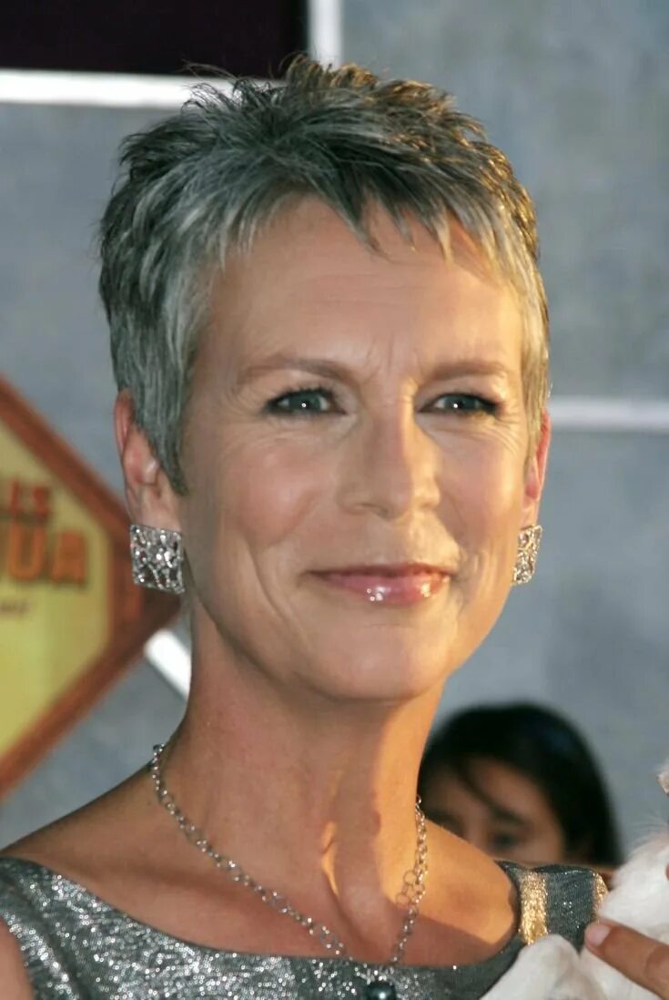 Джейми ли Кёртис. Джейми ли Кертис стрижка. Jamie Lee Curtis стрижки. Джейми ли Кёртис с короткой стрижкой. Очень короткая стрижка 60