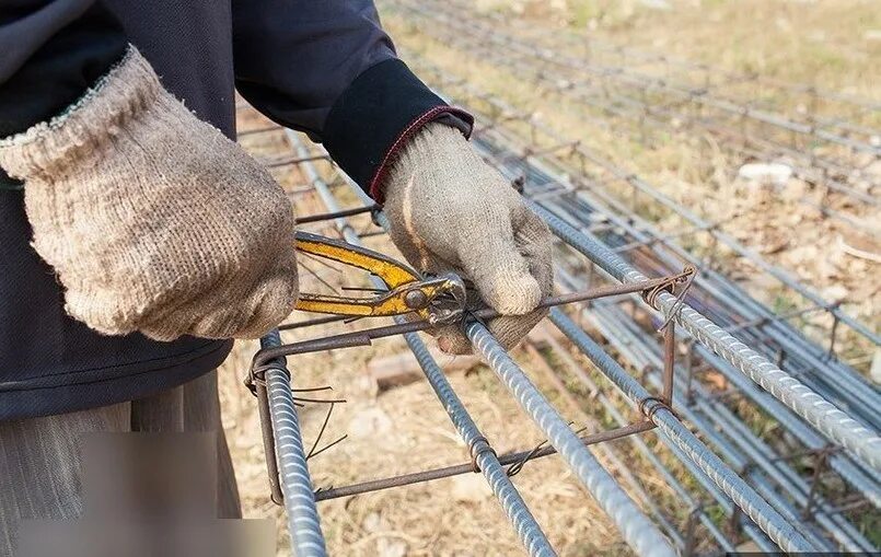 Арматурные работы. Хомуты для вязки арматуры. Сварка каркасов из арматуры. Арматура железобетонных конструкций. Вязка арматуры шуруповертом.