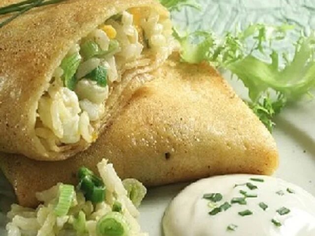 Блинчики с творогом и зеленью. Блинчики с луком и яйцом. Блинчики с рисом и яйцом. Блинчики фаршированные луком и яйцом. Блины фаршированные с луком и яйцом.