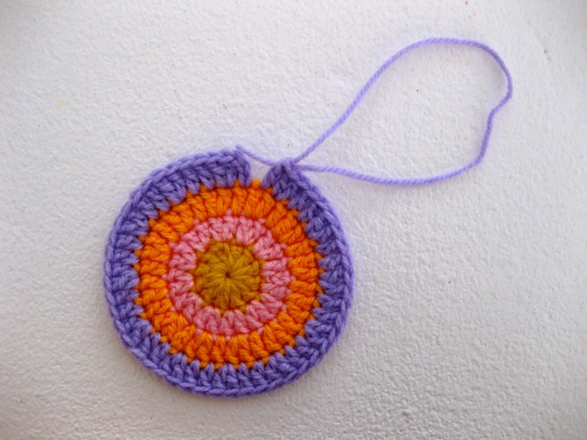 Круги связанные крючком. Необычные техники вязания. Кружок из пряжи крючком. Вязание крючком для начинающих. Урок вязания крючком круга.