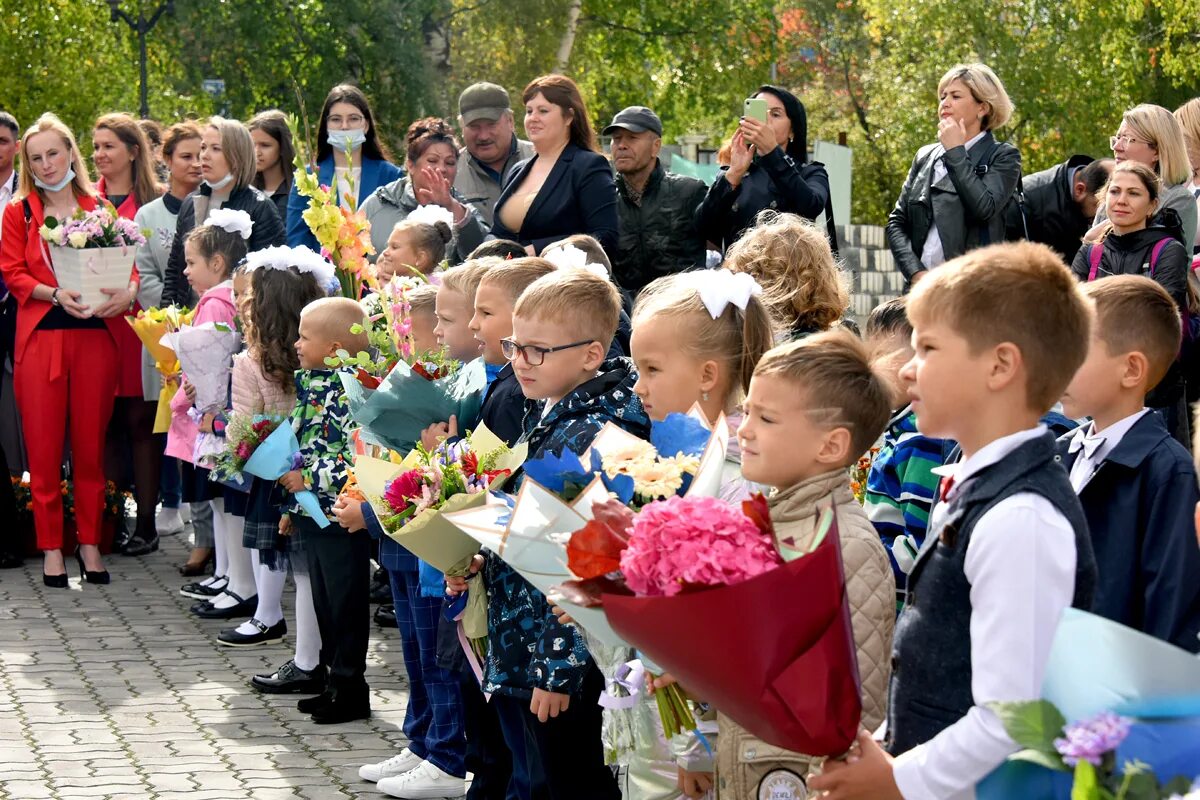 Линейка 1 апреля в школе. Школа 3 Ханты Мансийск 1 сентября. 4 Школа Ханты-Мансийск. Школьная праздничная линейка день знаний. Торжественная линейка в школе.