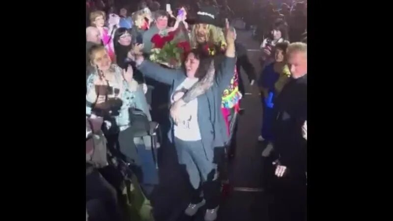 как накажут артистов после вечеринки. светская вечеринка. девушка после вечеринки. бульвар депо с фанатами. звезды голливуда на вечеринке.