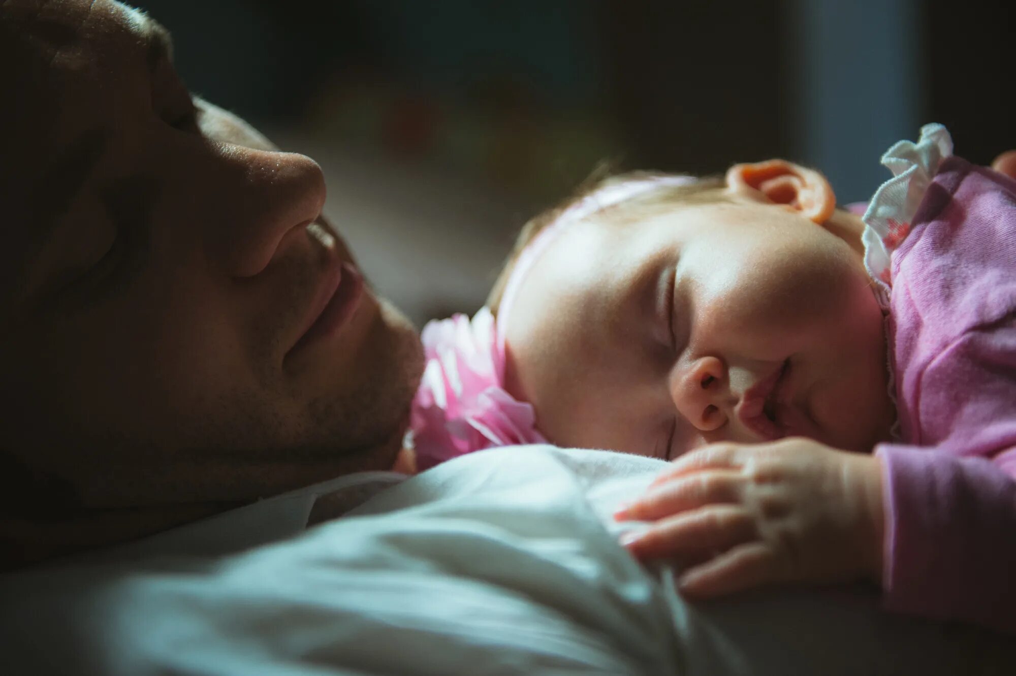 Father sleep daughter. Папа и новорожденный ребенок. Новорожденная девочка с папой. Дочь младенец.