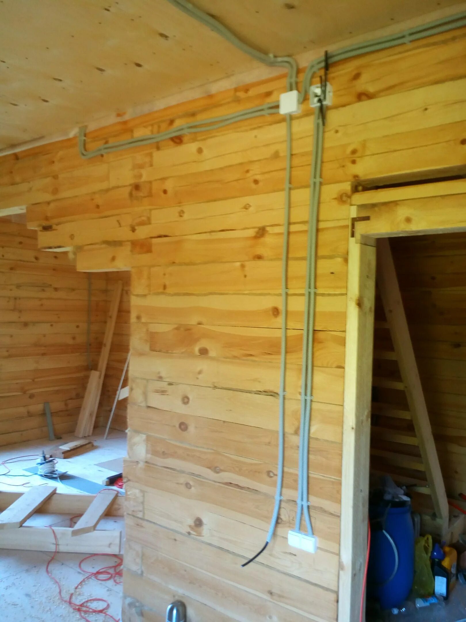 Электропроводка в деревянном доме. Распределительная коробка для электропроводки в деревянном доме. Электропроводка в деревянном доме. Наружная электрика в деревянном доме. Разводка электрики в деревянном доме.