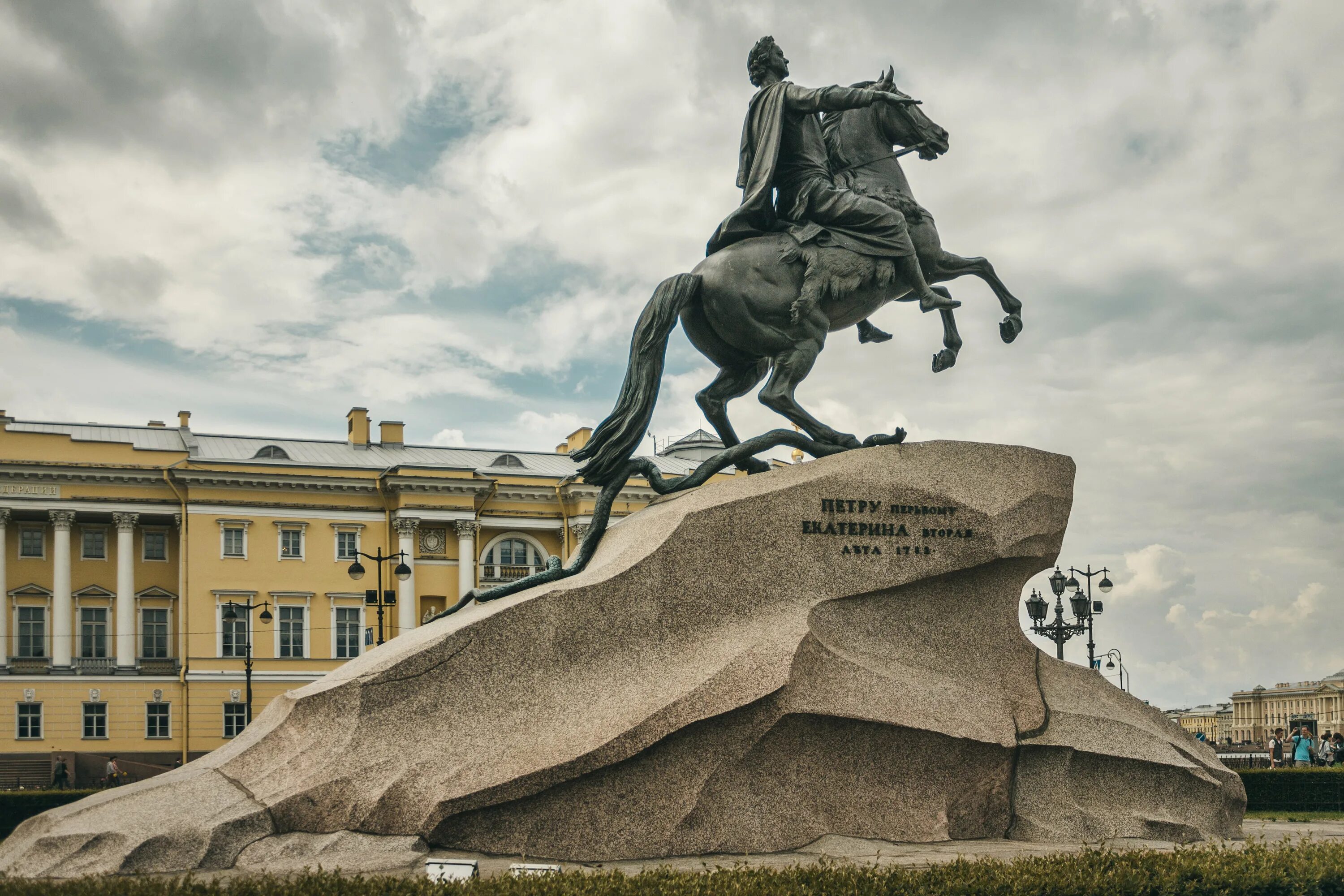 Памятник историческому деятелю в россии. Медный всадник памятник Петру 1. Памятник Фальконе медный всадник. Памятник Петру в Питере медный всадник. Фальконе памятник Петру 1 в Санкт-Петербурге.