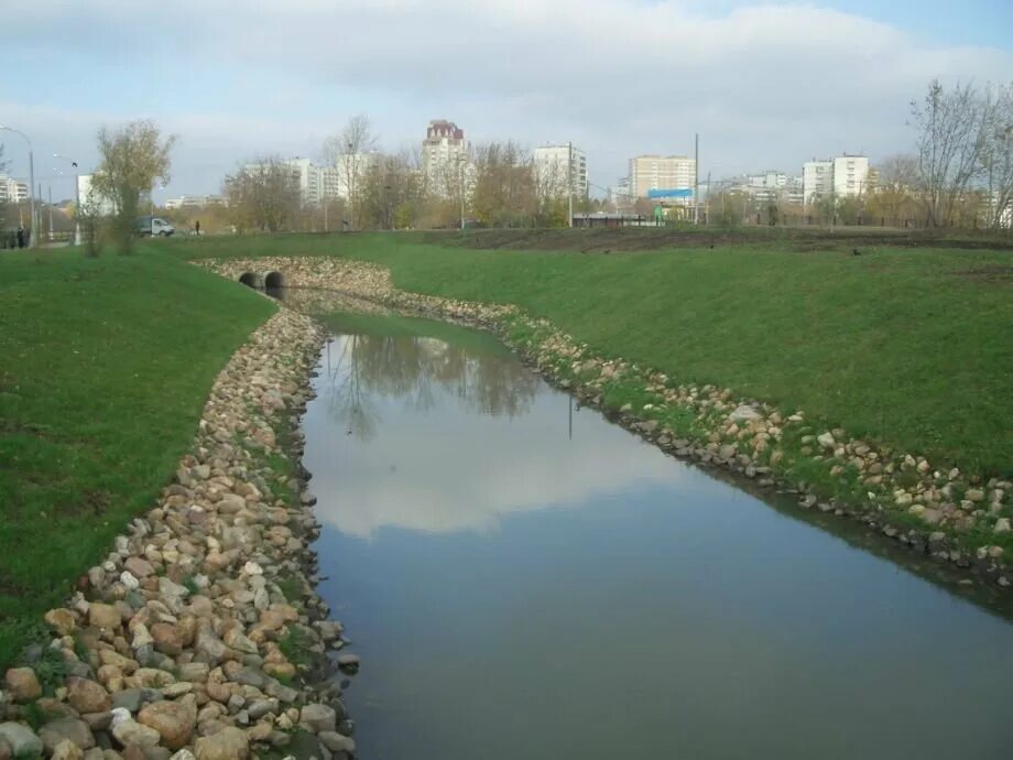 Река жужа в москве где находится. Река жужа нагатино садовники. река жужа. коломенское река жужа овраг. река жужа в коломенском.