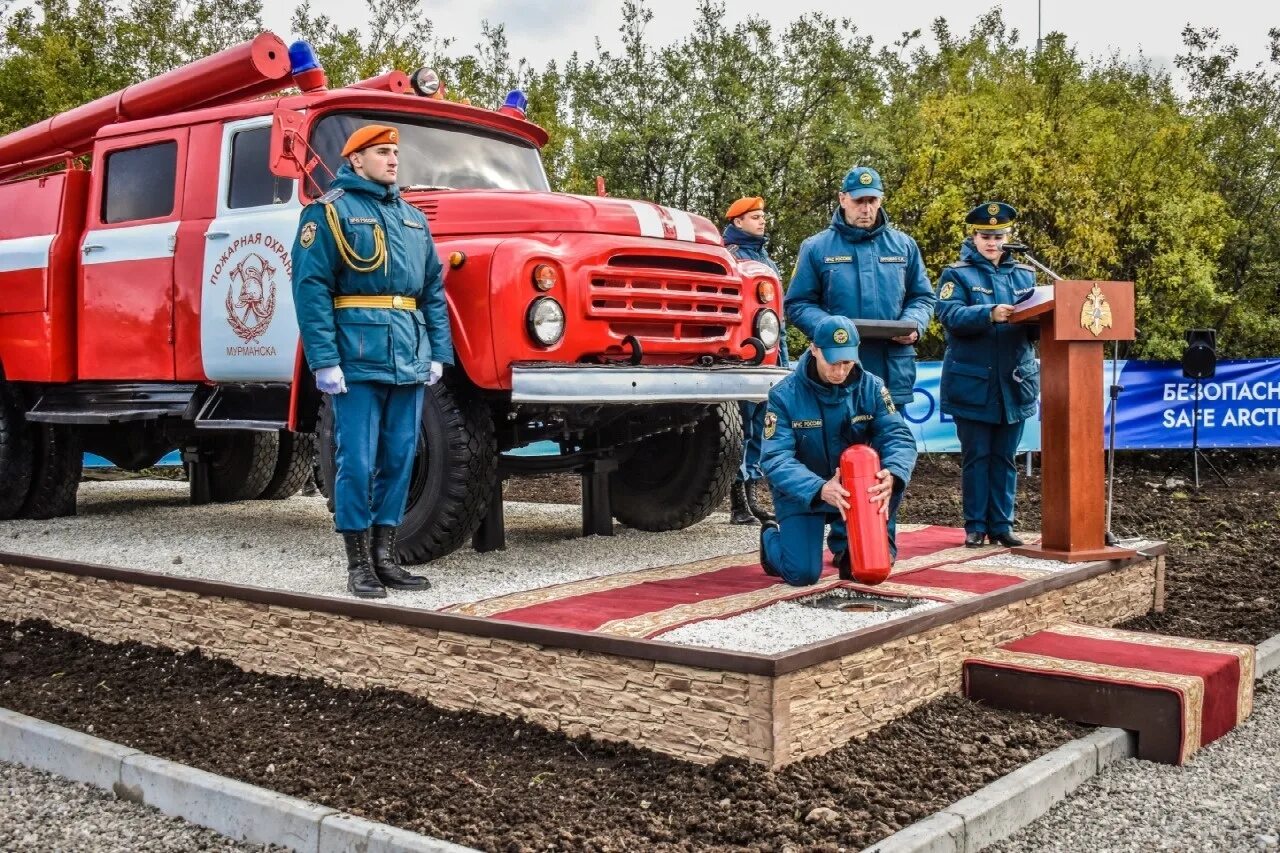 Памятник пожарному автомобилю. Памятник пожарному автомобилю АЦ-40 Мурманск. Мурманск пожарная машина памятник. АЦ пожарная машина Мурманск. Обелиск пожарному.