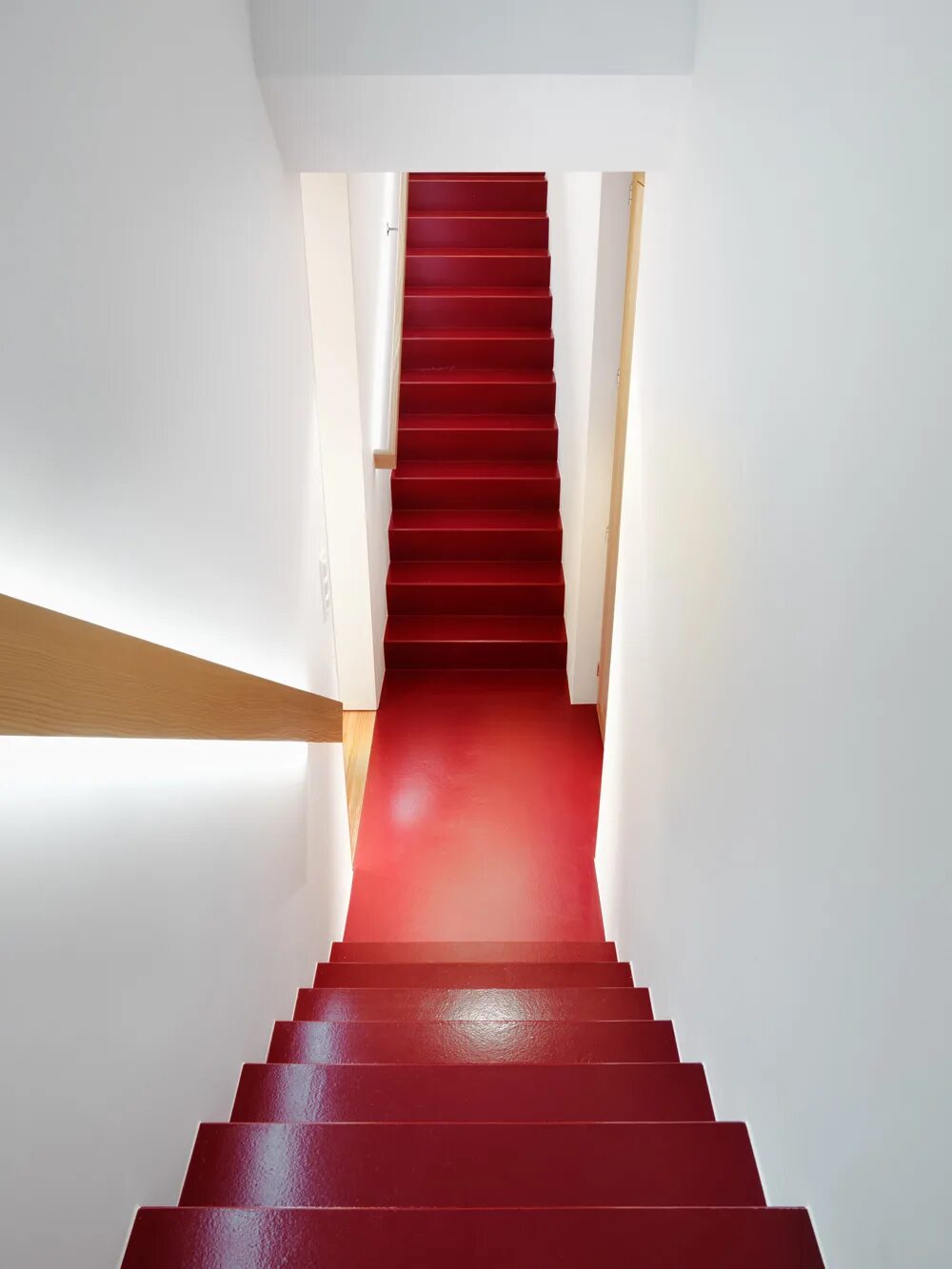 Red step. Красная лестница. Лестница с красными ступенями. Красные ступеньки лестница. Цветная лестница.