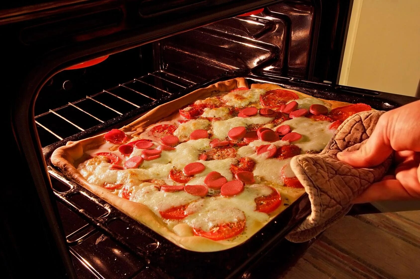 Сколько градусов выпекать пиццу. Пицца в духовке. Пицца на противне в духовке. Пицца в духовке на Протвине. Противень для пиццы.