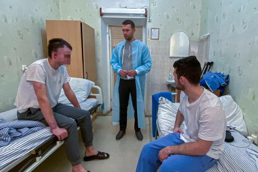 Лечение после сво. Военный госпиталь Екатеринбург. Раненый солдат в госпитале. Военный госпиталь раненные. Раненые военные РФ В госпитале.