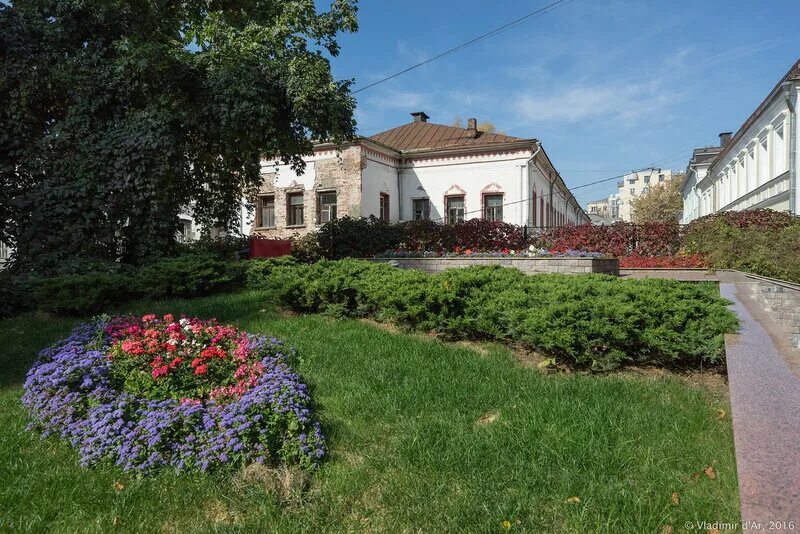 Морозовский мо. Морозовский сад китай город. морозовский сад в хохловском переулке. морозовский парк в москве. ивановская горка морозовский сад.