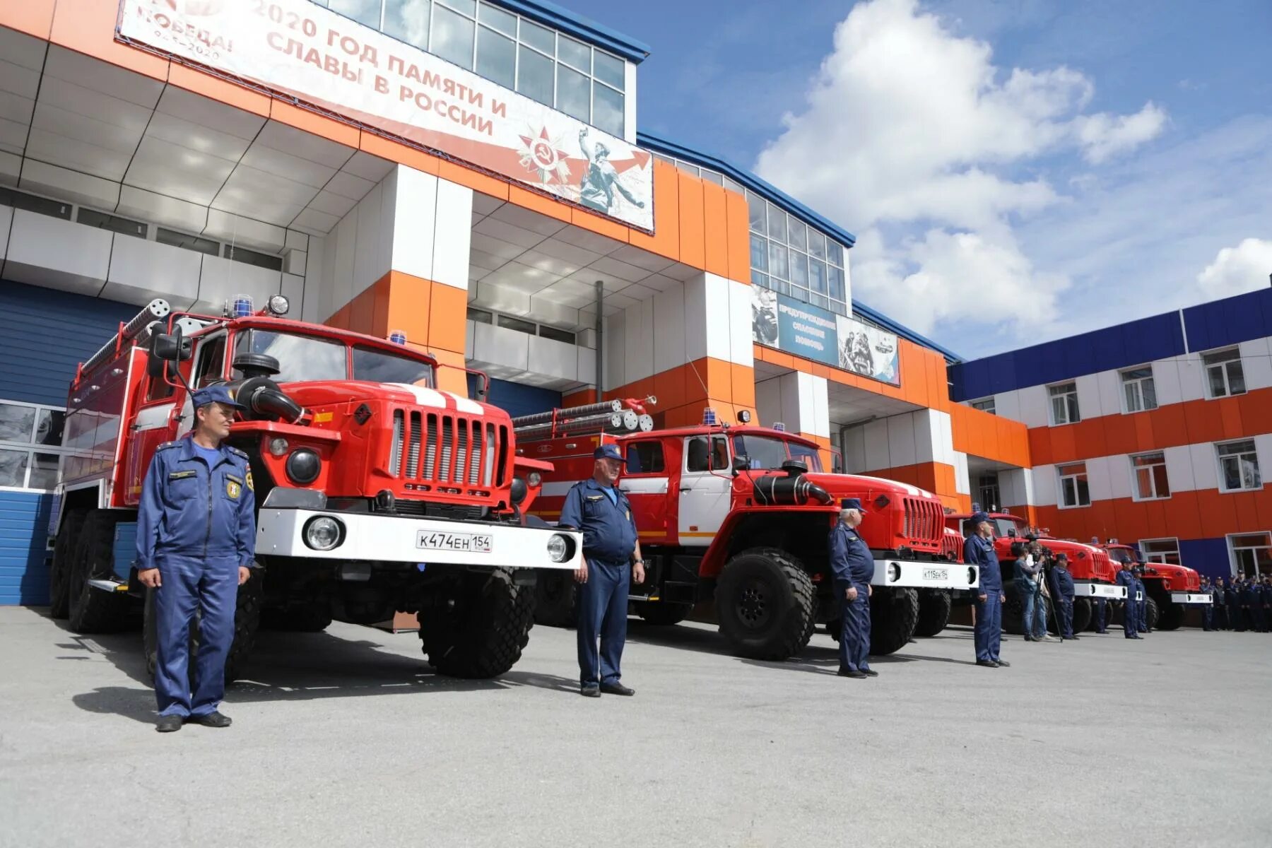 Склад бытовой техники. Стол приемщика сервисного центра. Вакансии техника в новосибирске. Механик по ремонту складской техники. Эконива джон дир.