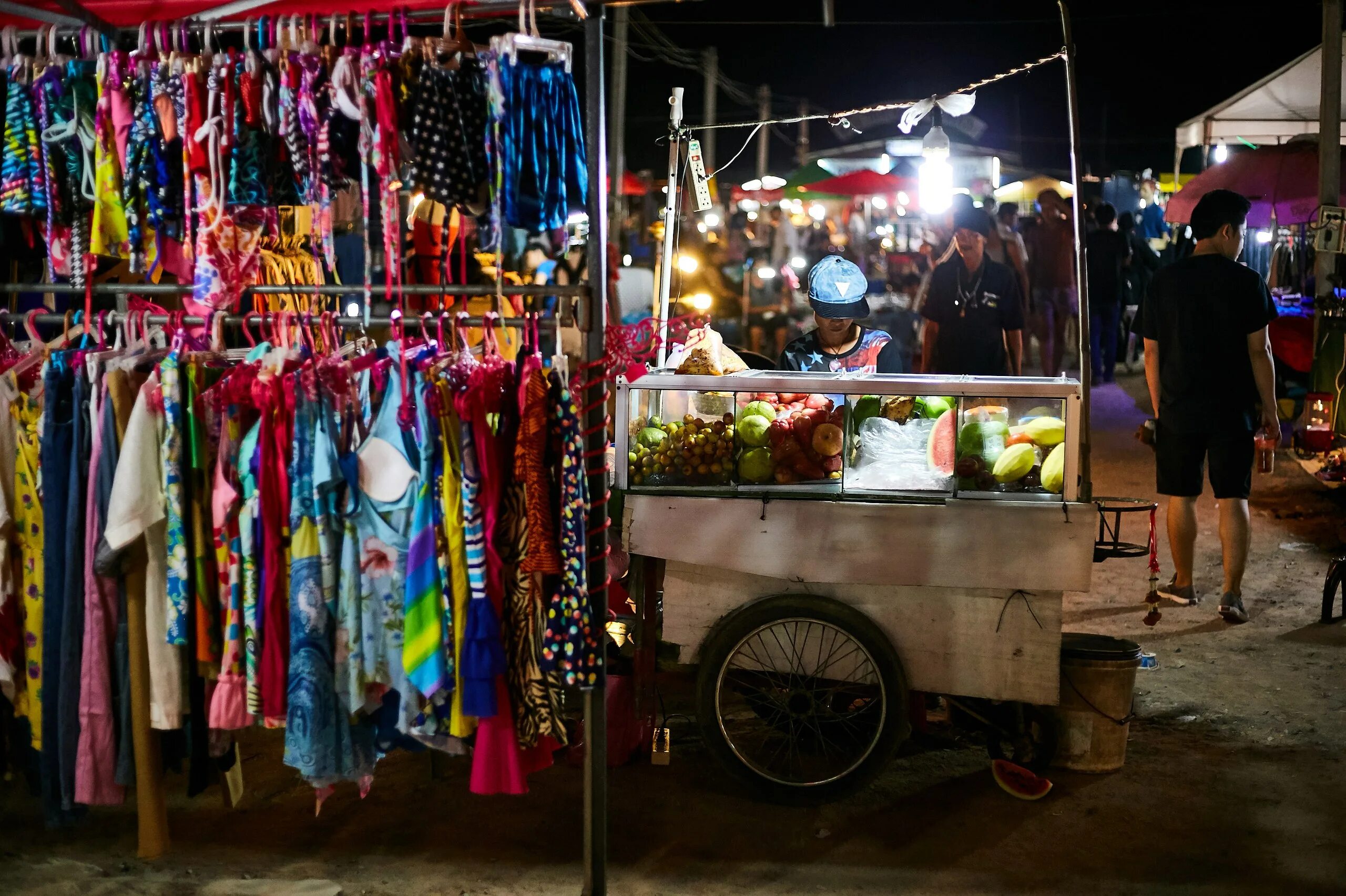 Ночной рынок тепразит. Паттайя ночной рынок. Вещевой рынок в Паттайе. Рынок одежды в Паттайе. Рынок Майами в Паттайе.