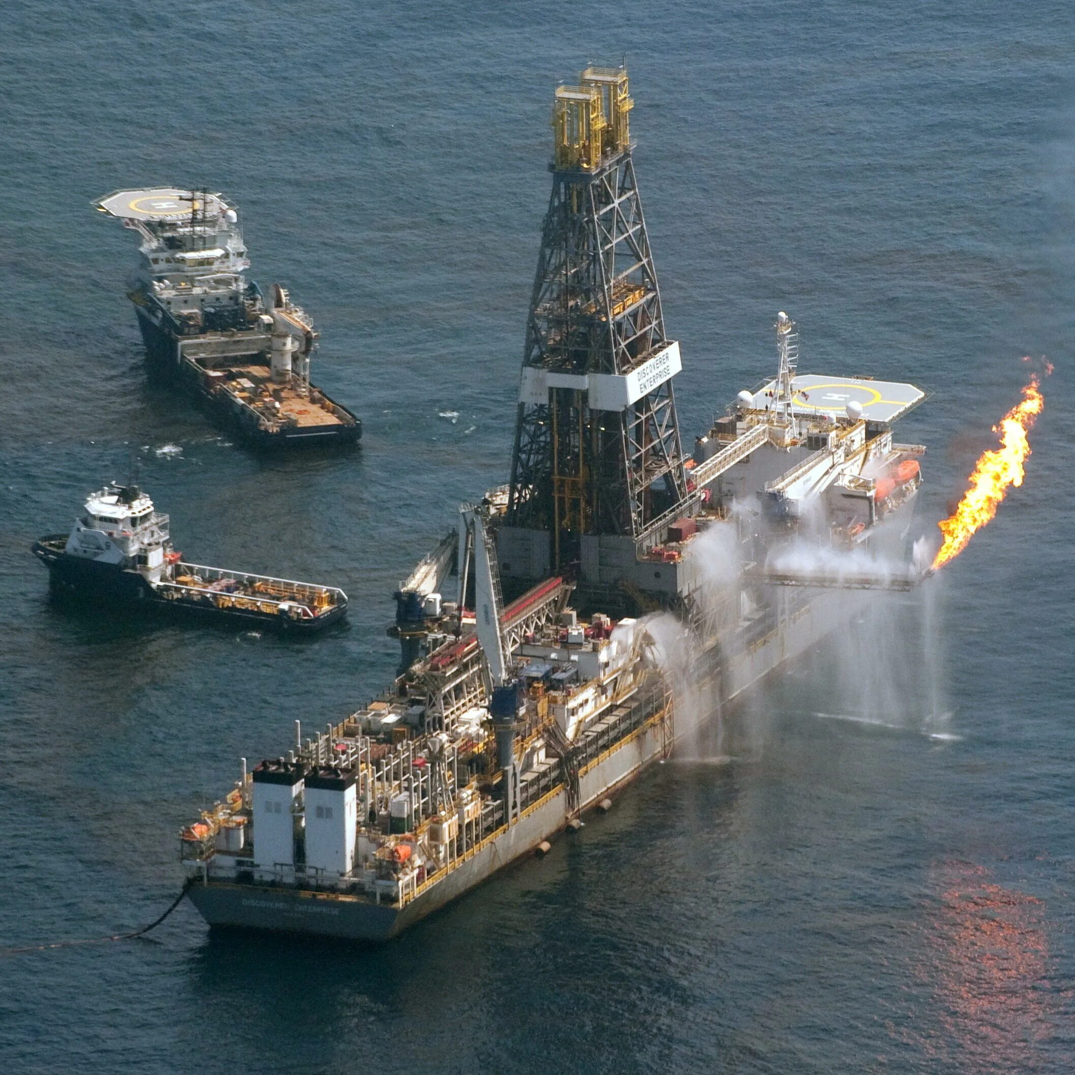 Катастрофа на нефтяной платформе. Платформа deepwater horizon. взрыв нефтяной платформы deepwater horizon. буровая платформа глубоководный горизонт. нефтяная платформа &quot;дропнер&quot; 1995.