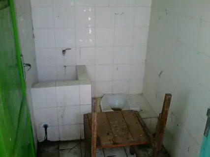 jarang pake banget masuk wc sekolah. ngga jorok2 amat tapi sempit, engep ka...