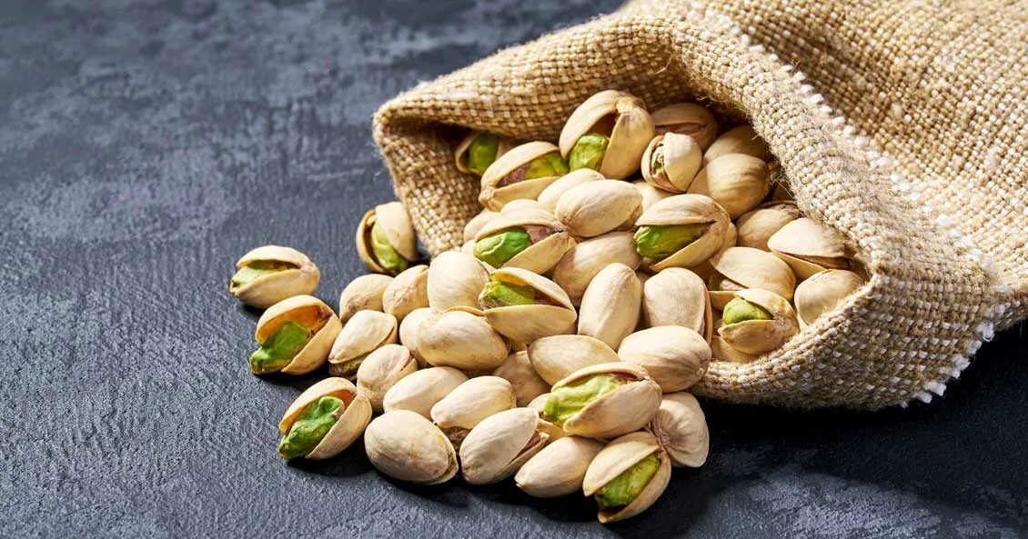 Ядра фисташек без скорлупы. Фисташки на ночь можно. Фисташки красиво. Фисташки на ночь можно. Фисташки молотые.