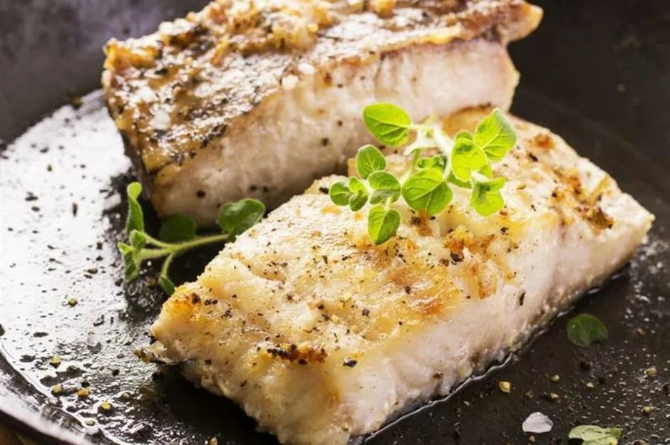 Рыба припущенная с соусом белое вино. Палтус белокорый стейк. Треска рыба филе. Белая рыба тилапия. Как приготовить белую рыбу.