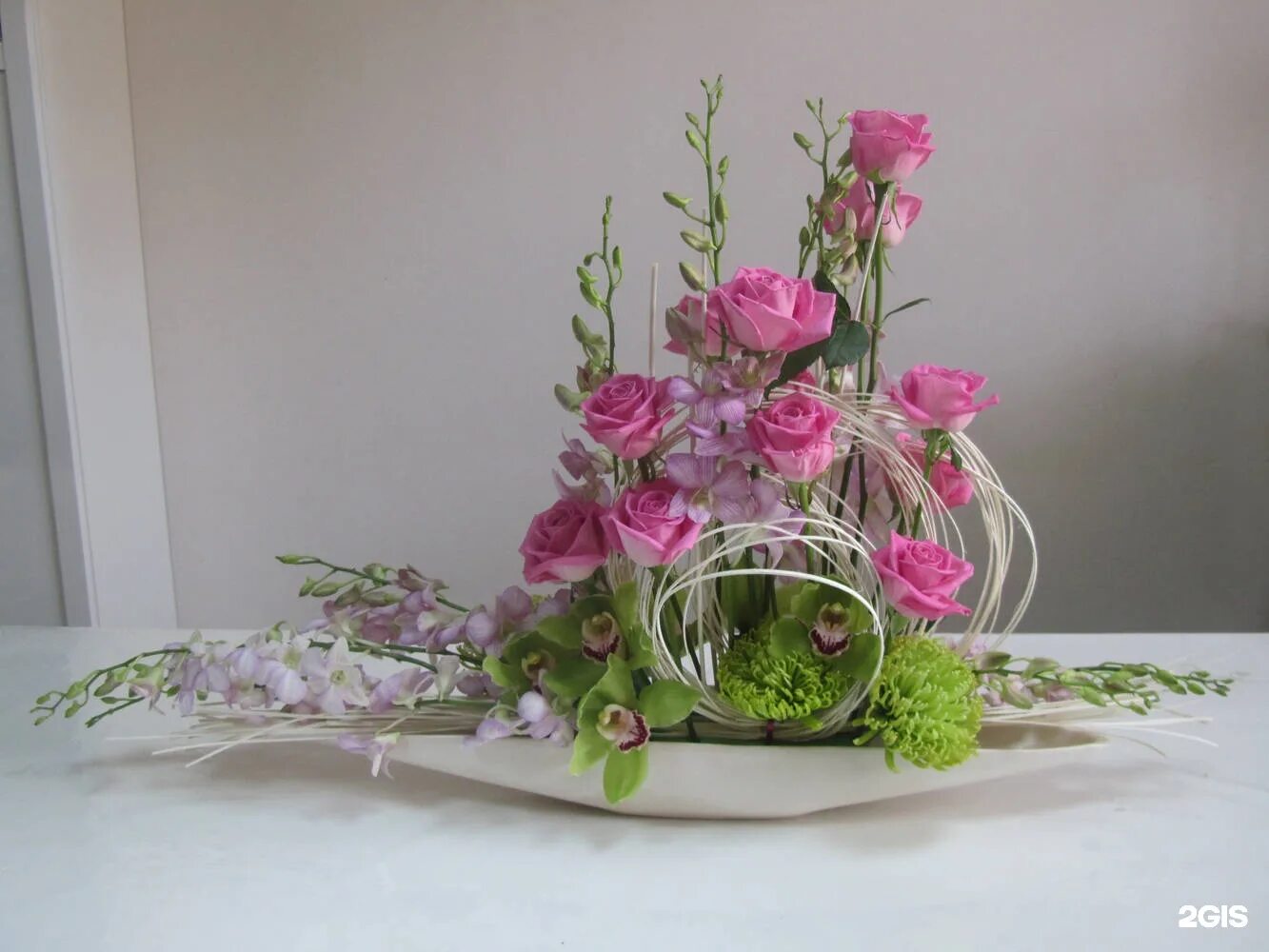 собираем композицию из цветов. собираем композицию из цветов. композиции из цветов живых. красивые букеты в корзинках. композиции из цветов живых.