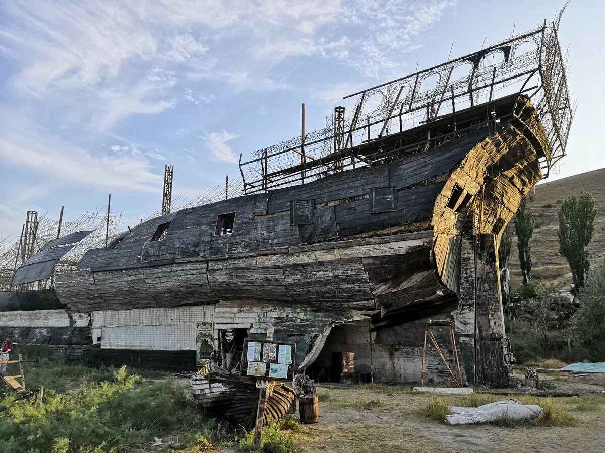 Почему все морское весь крым музей. Повелитель морей Судак корабль. Повелитель морей Крым Бугаз. Бугаз Судак корабль. Корабль на мысе Меганом.