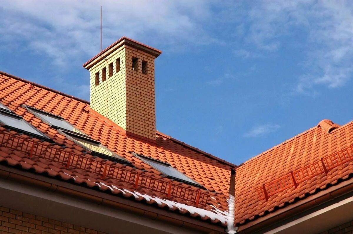 Труба на крыше. Красивые дымоходы на крыше. Печная труба на крыше. Кирпичная труба. Печные трубы на крыше.