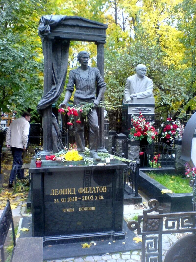 Япончик памятник на Ваганьковском. Ваганьковское кладбище Япончик. Памятник на могиле Япончика на Ваганьковском кладбище.