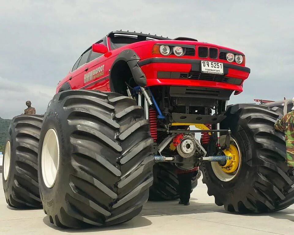 Jeep wrangler бигфут. Форд 950 монстр трак. Машина монстр трак. Джип вранглер бигфут. Машина бигфут монстр трак.