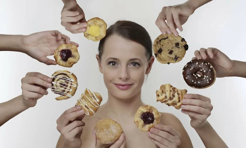 Спорт и сладкое. Если съесть сладкое перед. Девушка ест пончик. Женщина со сладостями. Если съесть сладкое перед.