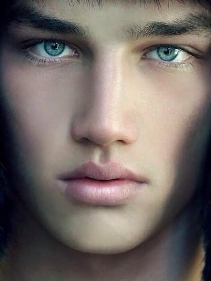 Гетерохромия радужной оболочки. Серые глаза мужские. Киллиан мерфи с зелеными глазами. Голубые линзы мужские. Бесцветный цвет глаз.