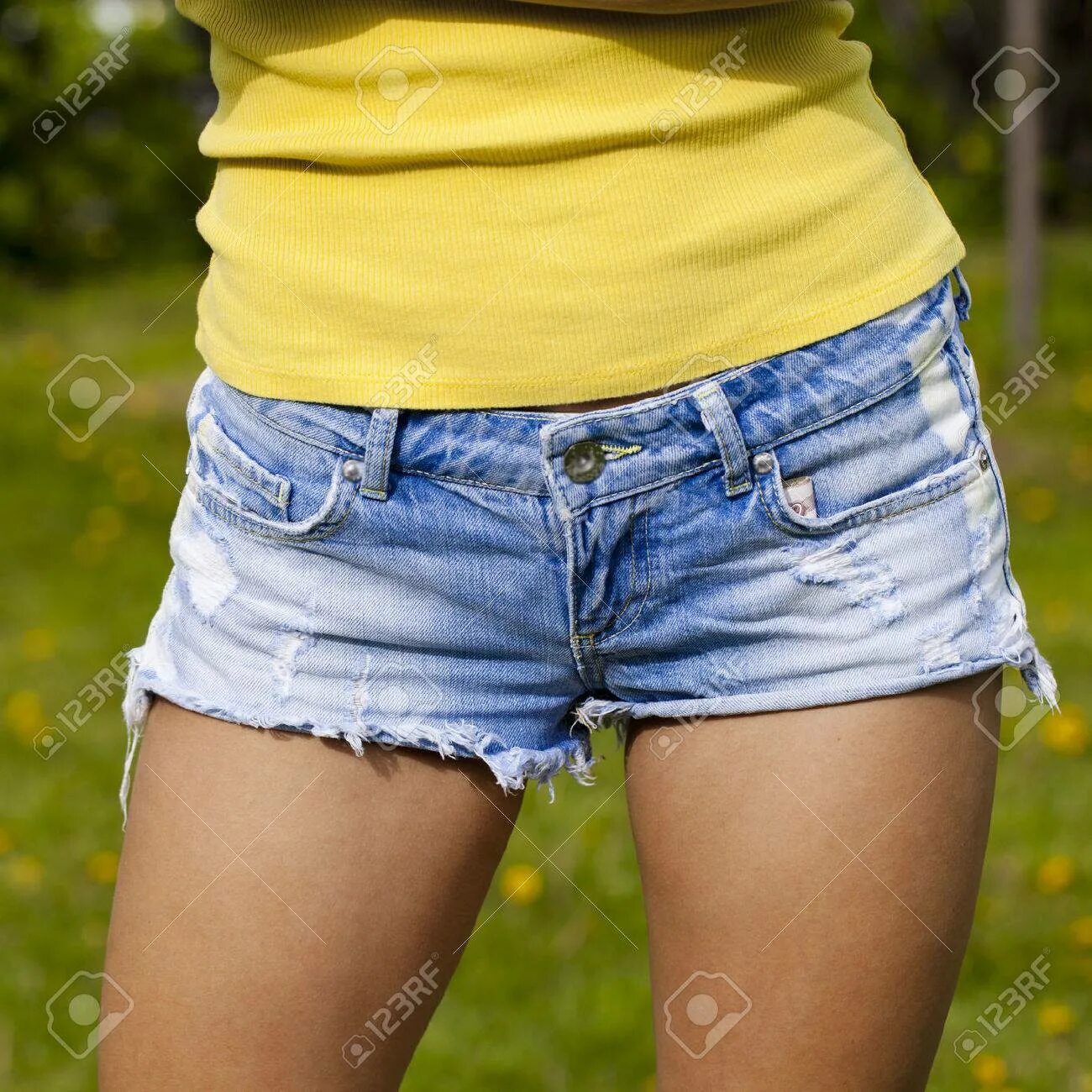 Alexander wang джинсы. Шорты denim tears blue. Обрезать джинсы на шорты красиво. Драные шорты джинсовые. Шорты дейзи дьюк джинсовые.