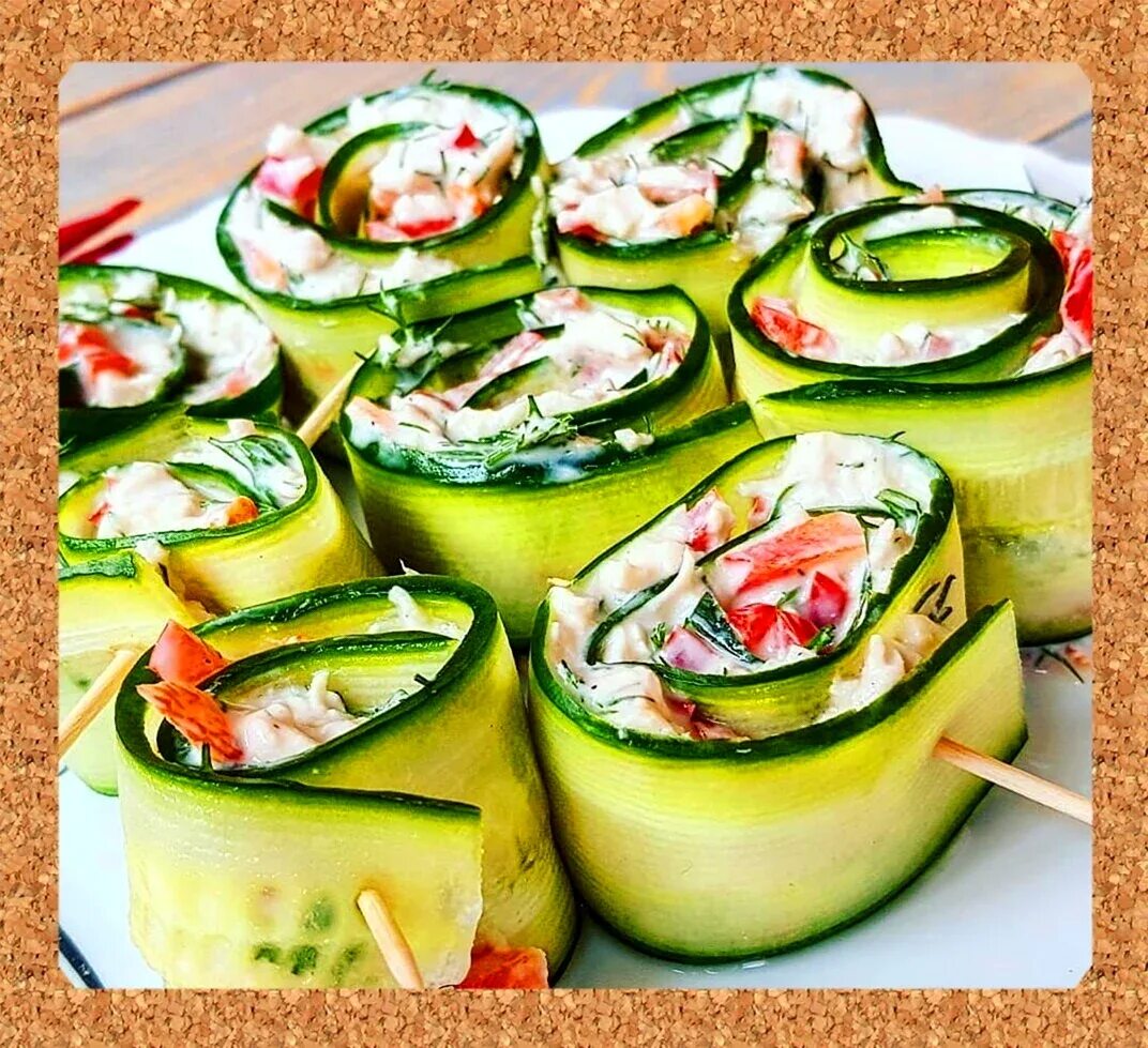Закуска из огурцов быстрого. Интересные закуски на стол. закуска с огурцом. рулет из огурца.