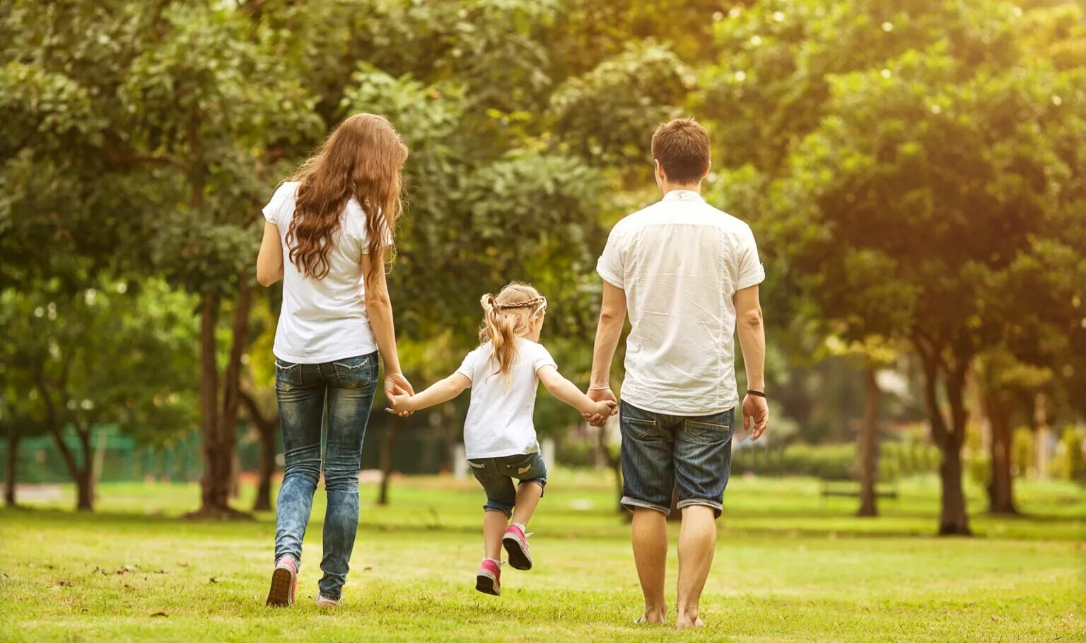 Пара папа мама. Семья на прогулке. Семья гуляет в парке. Дети в парке. Счастливая семья на прогулке.