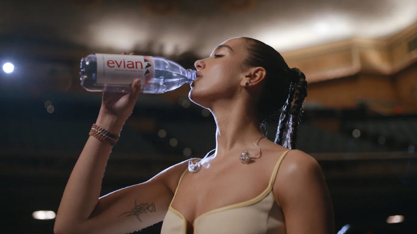 Манера клип. Манера клип. Восхищенные взгляды мужчин. Dua lipa 2021. Первое свидание рисунок.