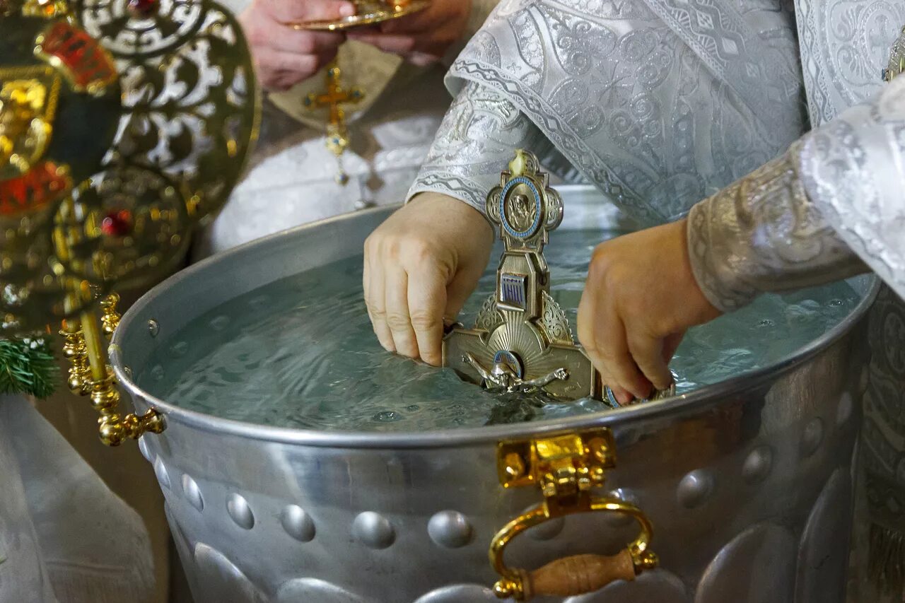 Освящение воды. Освящение воды в храме. Святая вода. Освящение воды в храме на крещение. Как освятить водой квартиру самостоятельно