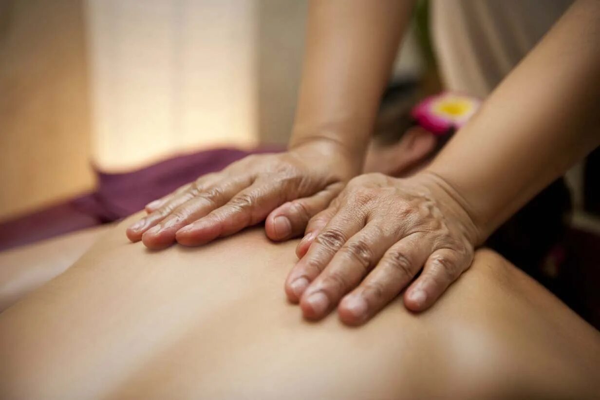 Мужские руки массажиста. Массаж тела. Классический массаж спины. Прикосновение массаж. Family massage