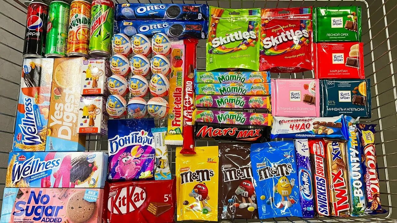 Eats lots of sweets. A lot of Candy 2018 Киндер. СКИТЛС 2022. Oreo Киндер сюрприз. A lot of Candy kinder Oreo.