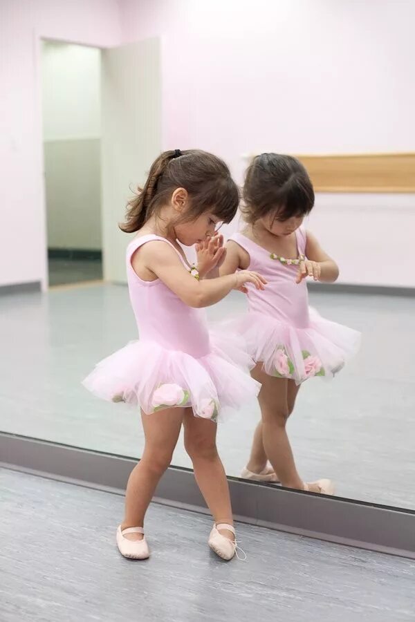 Включи маленькие танцы. Детские танцы. Включи маленькие танцы. Детская хореография. Девочка танцует степ.