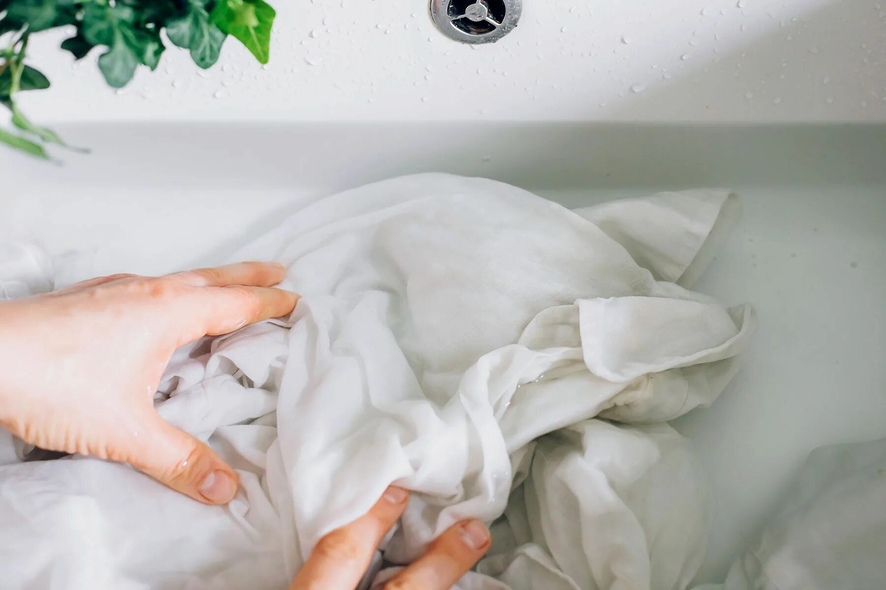 Быстро отбелить полотенца в домашних условиях. Белые вещи. Постиранные чистые большие пледы. Застиранный плед. Как постирать одеяло в ванной.