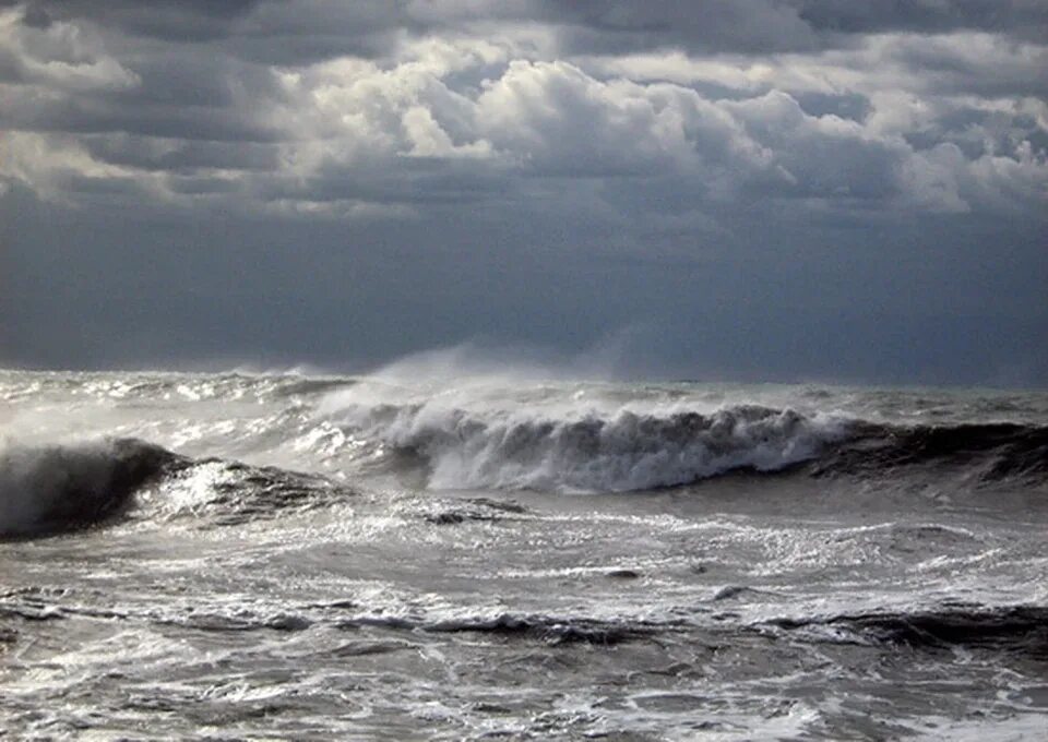 Ветер поднимал волны. Камчатка шторм. Шторм на Азовском море. «Шторм на черном море». Ацвазовский. Азовское море 2023.