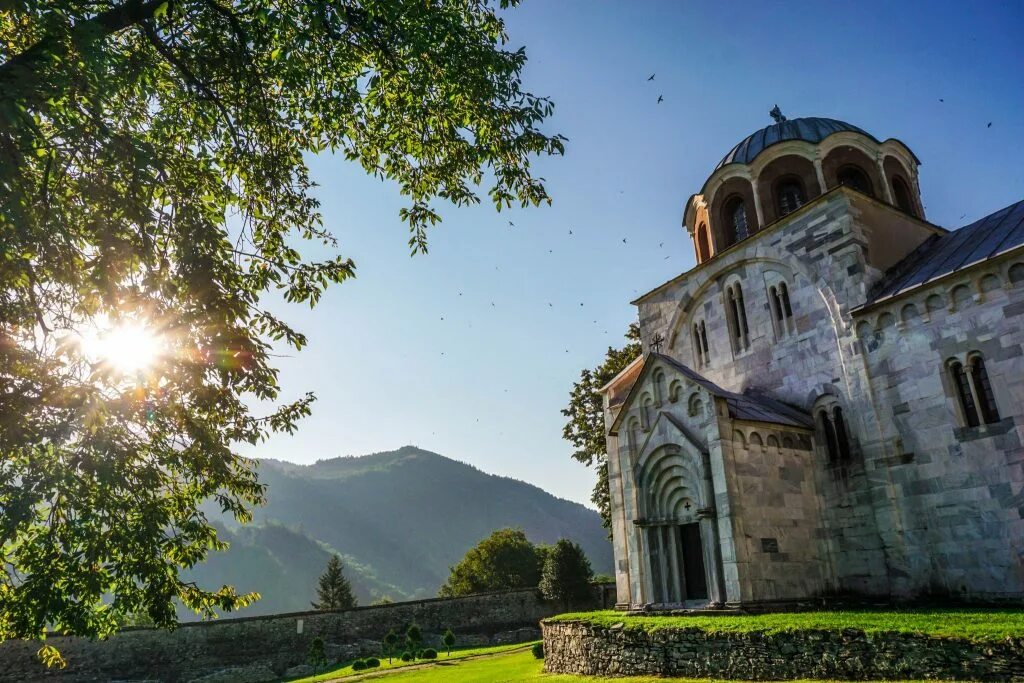 Монастырь одержим. Хуморский монастырь румыния. Румыния монастырь палтин. Монастырь хиландар афон. Монастырь одержим.