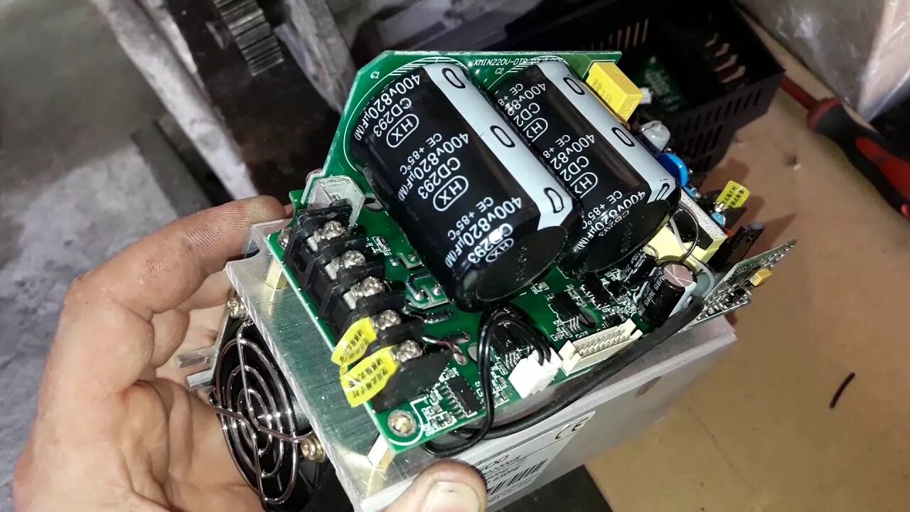 Datakom dkg-309 mpu. Эл схема подключения двигателя через частотный преобразователь. Схема включения частотного преобразователя на электродвигатель. Частотник реверс. Пульт управления пу-1.