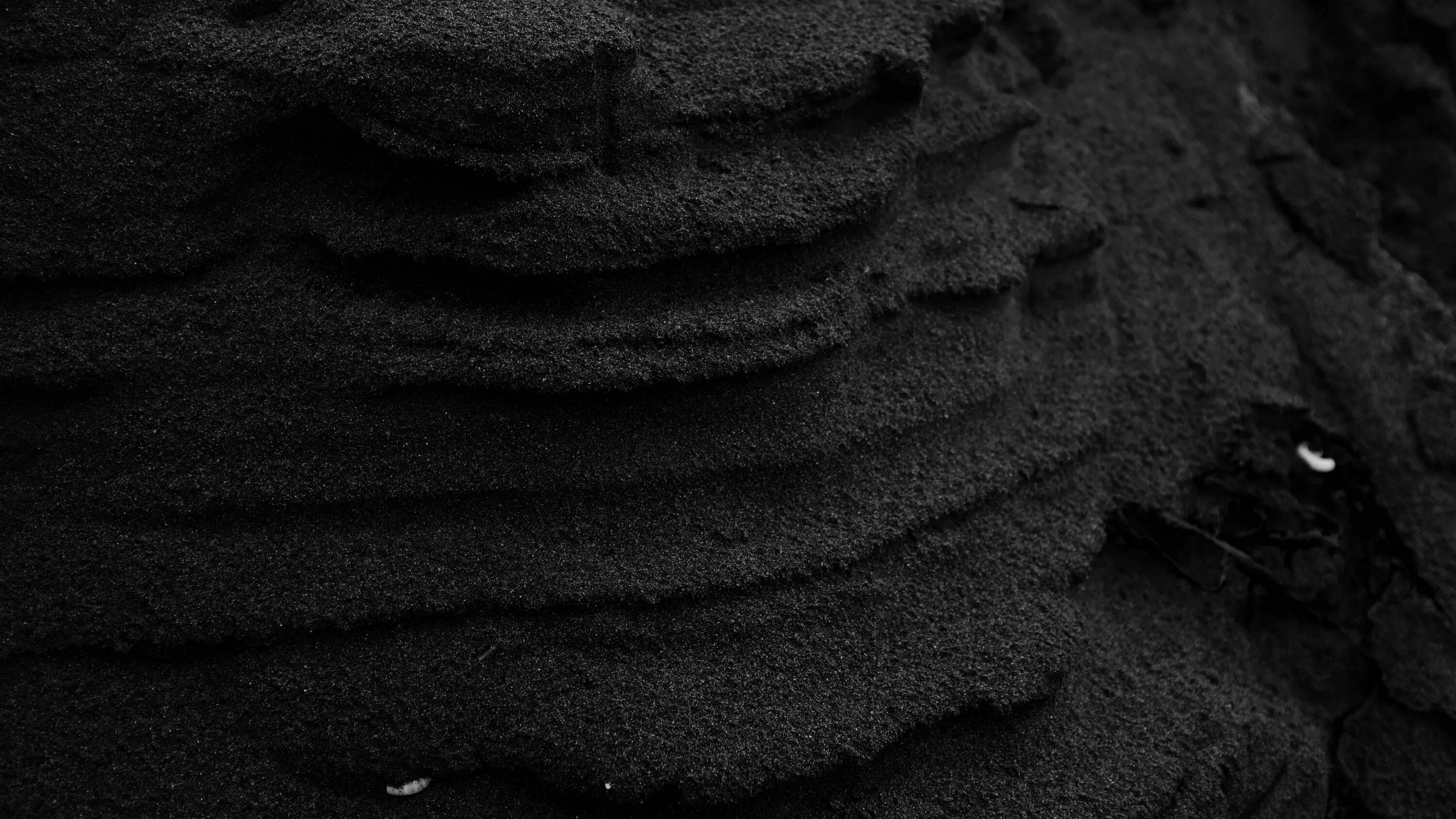 Dark sand. Пустыня минимализм. U999 st2. Пляж с черным песком. Песок текстура.