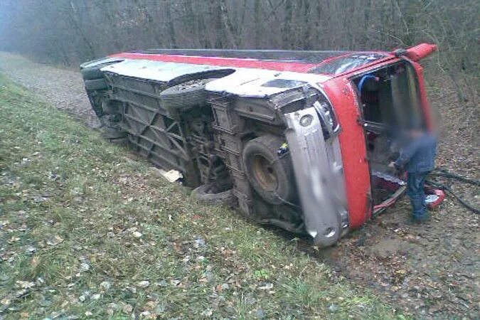 Москва людиново автобус купить. Опрокидывание автобуса. ДТП Людиново Калужская область. Опрокидывание автобуса в кювет фото.