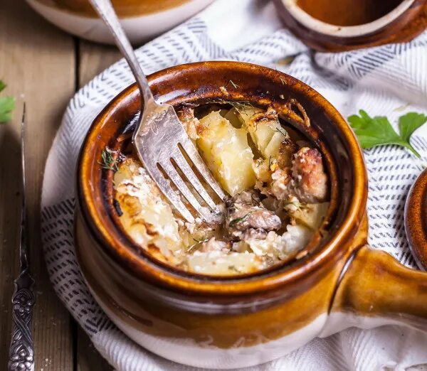 Жаркое из курицы с картошкой в горшочках в духовке. Курица в горшочке время. Фасоль с картофелем в горшочках. Жаркое из курицы с картошкой в горшочках в духовке. Курица с овощами в горшочке в духовке.