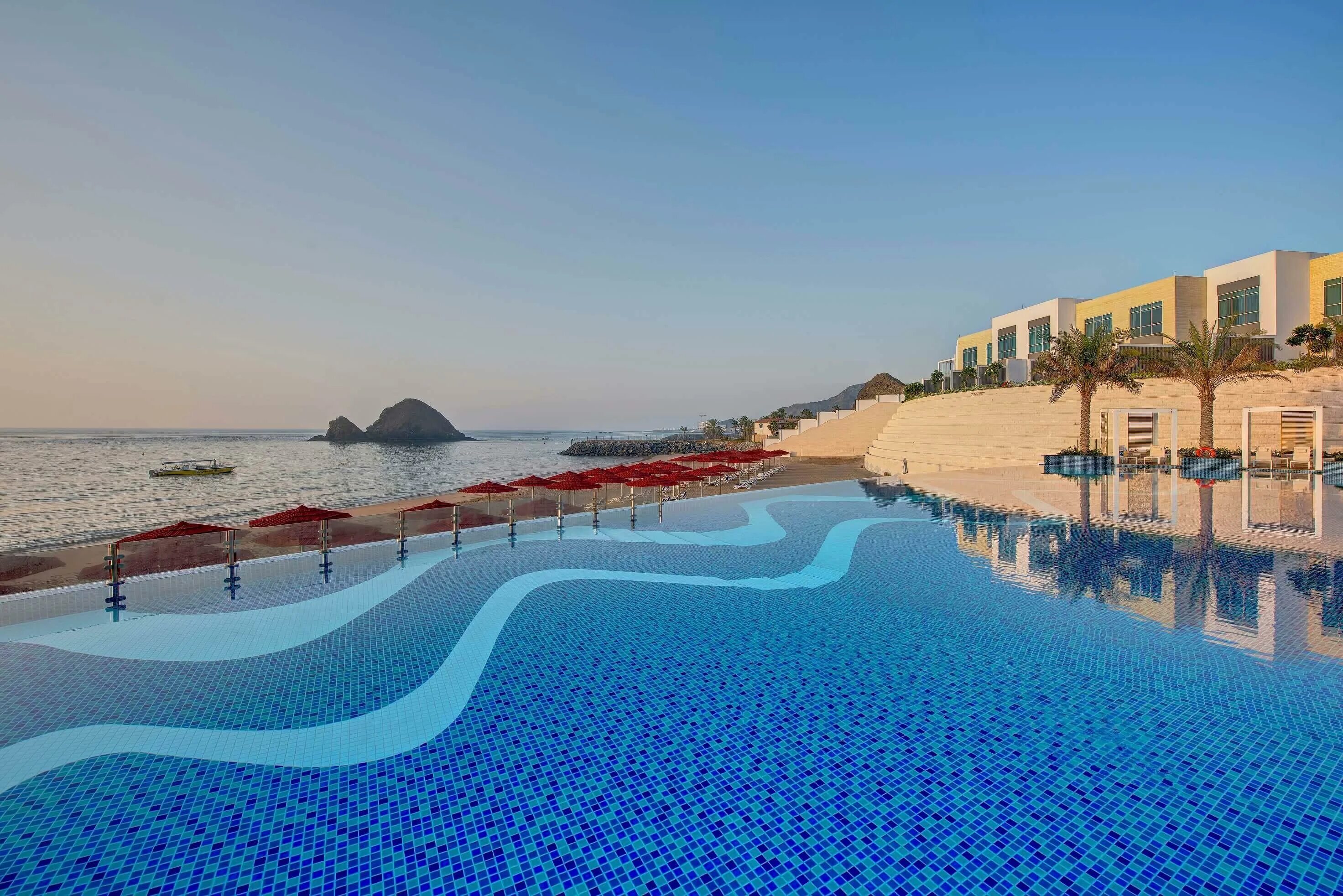 Royal beach hotel resort fujairah. Роял м Фуджейра. Пляж Амбрелла Фуджейра. Royal al Aqah Beach Resort. Отель Royal m Hotel Resort al Aqah Beach Фуджейра.